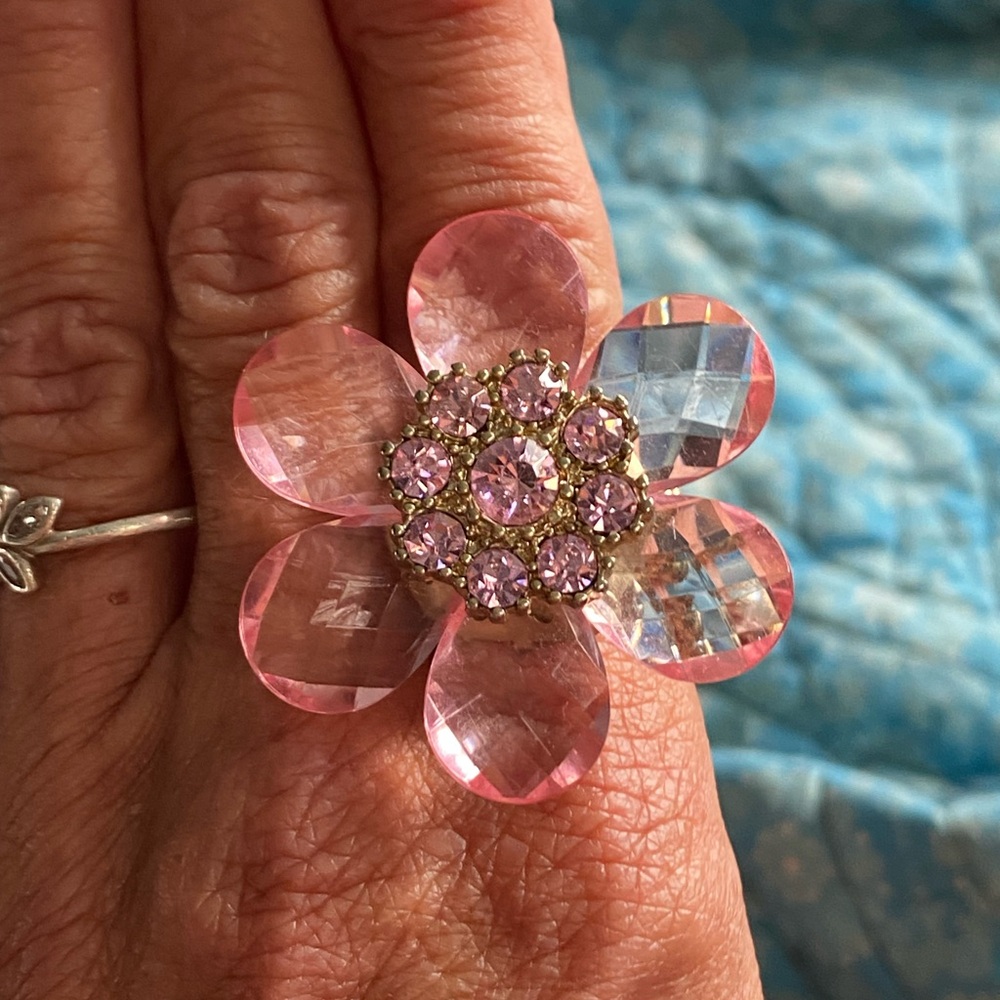 SALE 5/$25 VTG chunky flower ring,silver stretch band,pink crystal/rhinestone
